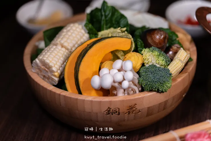 [高雄左營火鍋餐廳]銅花精緻涮涮鍋，火鍋界的LV！整隻龍蝦與A5和牛的奢華約會，專人桌邊服務，左營約會餐廳推薦，附最新菜單