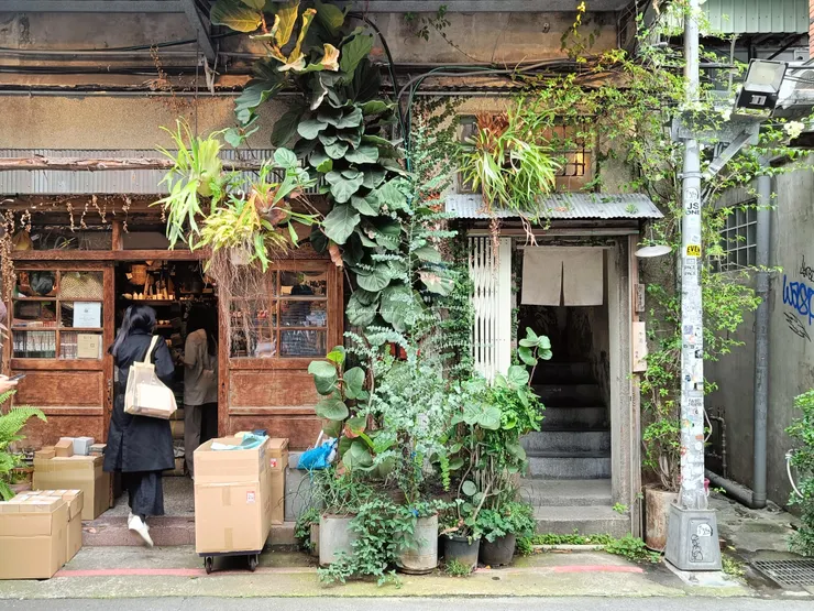 誰知在日式器皿選物店旁的這個不起眼的地方才是入口