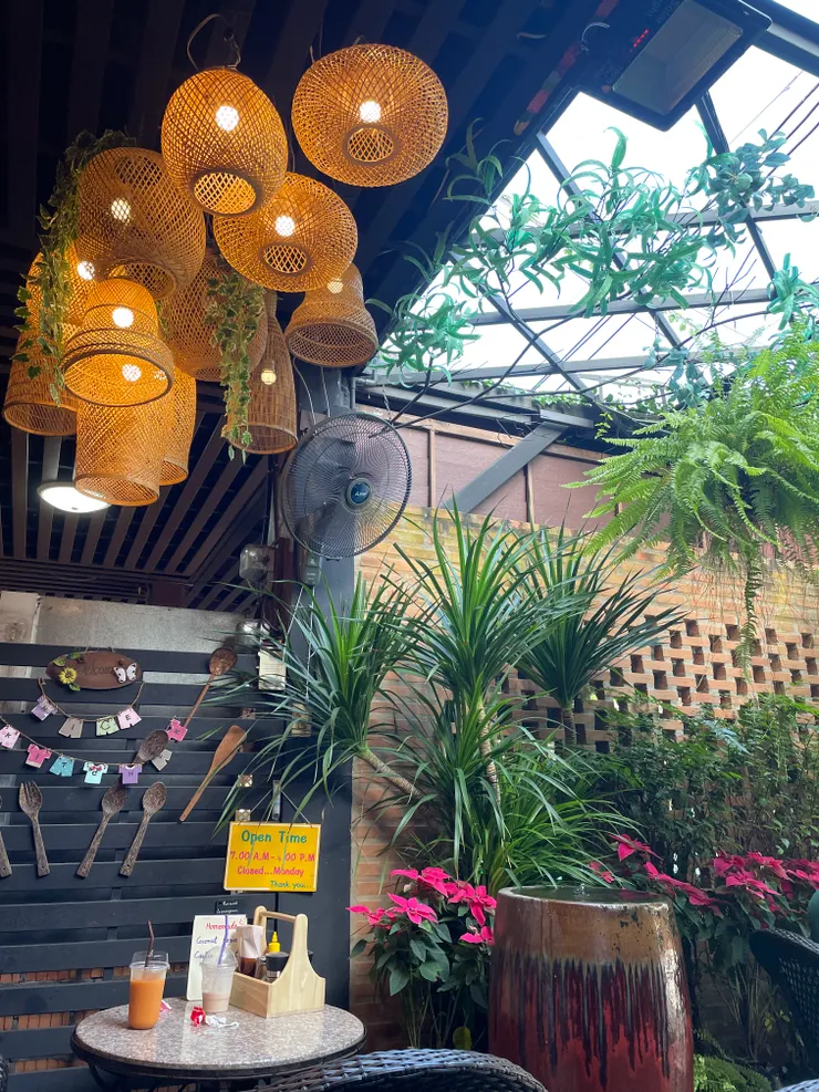 Nice Kitchen Breakfast & Brunch美麗的裝飾與綠植。