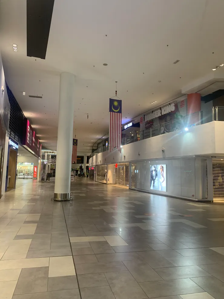 晚上的吉隆坡機場。我只是從新加坡飛過來轉機，順道睡在機場。