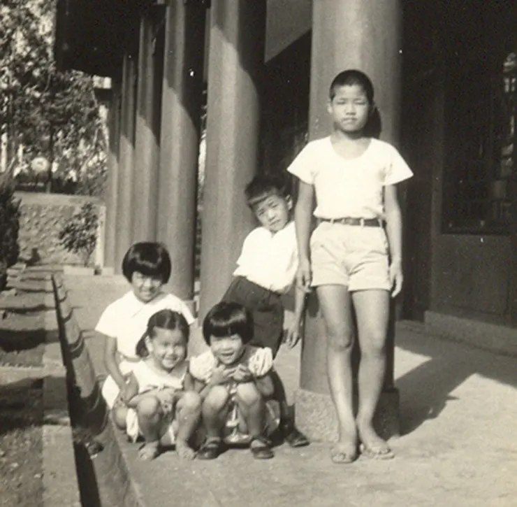 我們去淡江校園探望阿姨。右起弟弟家倫、家誠，小妹蘊琦、阿姨的大女兒瓊華、大妹懿慧。