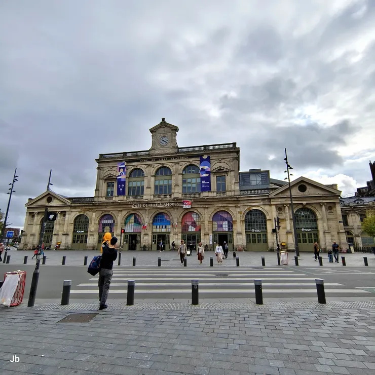 【法蘭德斯車站在望，國內線火車在此搭乘。】