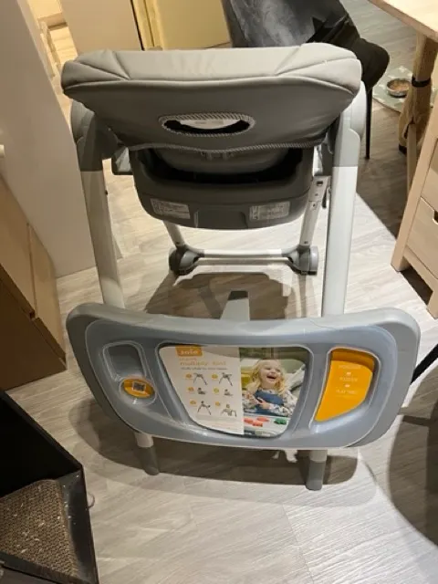 背面能收納桌板，很加分