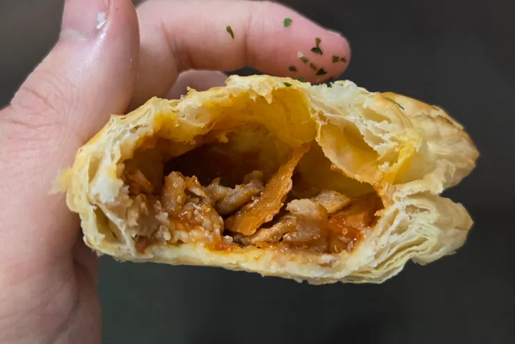 裡面有甜甜的放在烏龍麵裡的豆皮，還有些許的肉片