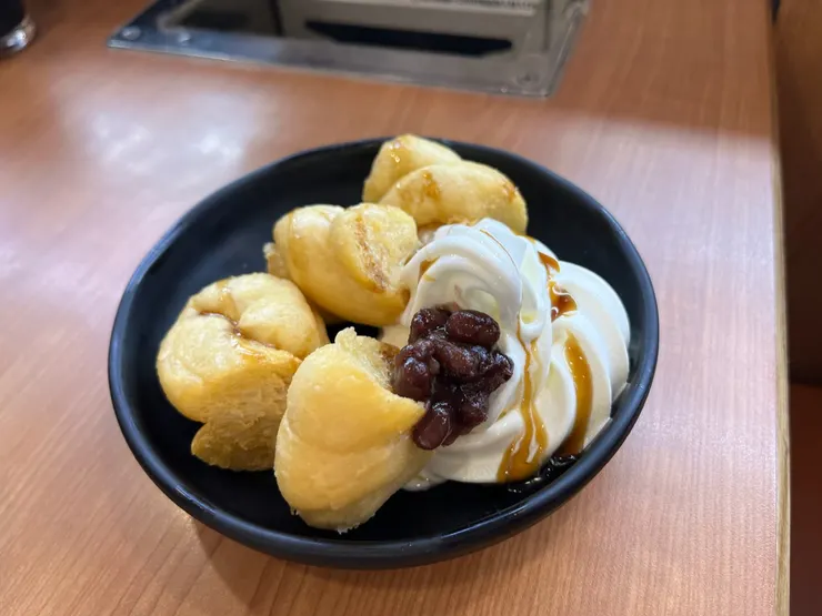 豆乳甜甜圈佐冰淇淋。