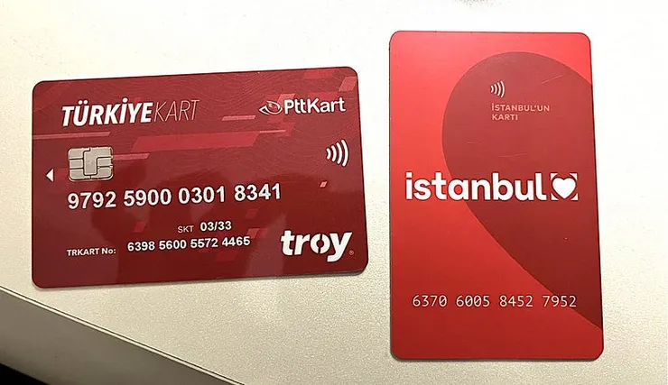 左邊是PttKart；右邊是伊斯坦堡卡，各線路通用的是右邊這張