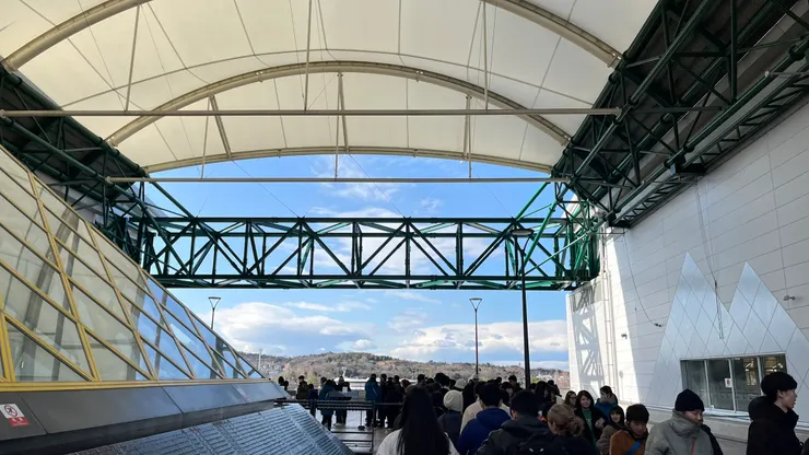 人龍看起來不短，但大約5分鐘就能消化完。