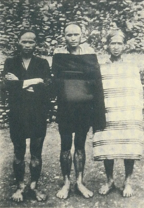 莫那·魯道(中間者)Public domain, via Wikimedia Commons