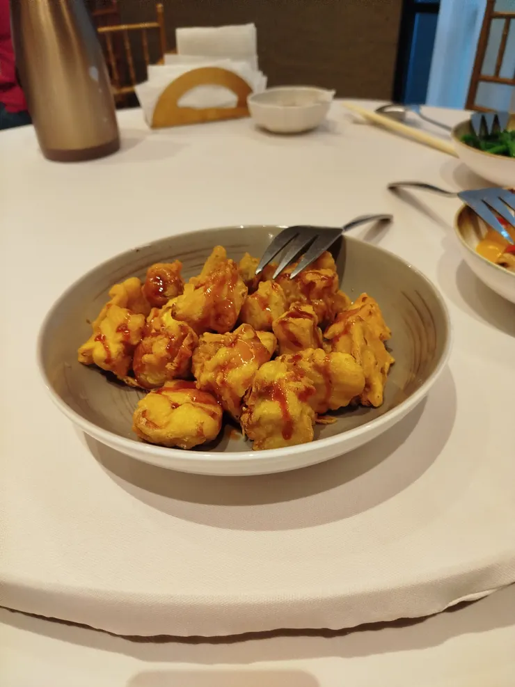 (酥炸粉漿裹上杏孢菇油炸)