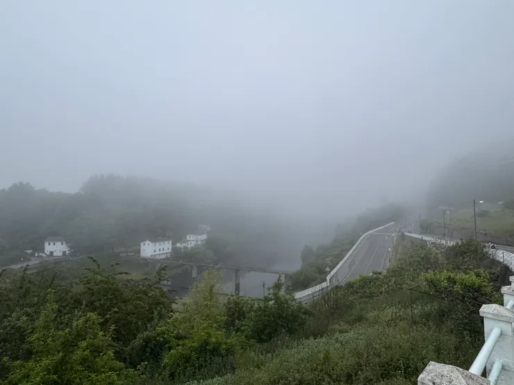 我們要順著斜坡下到對面的山裡