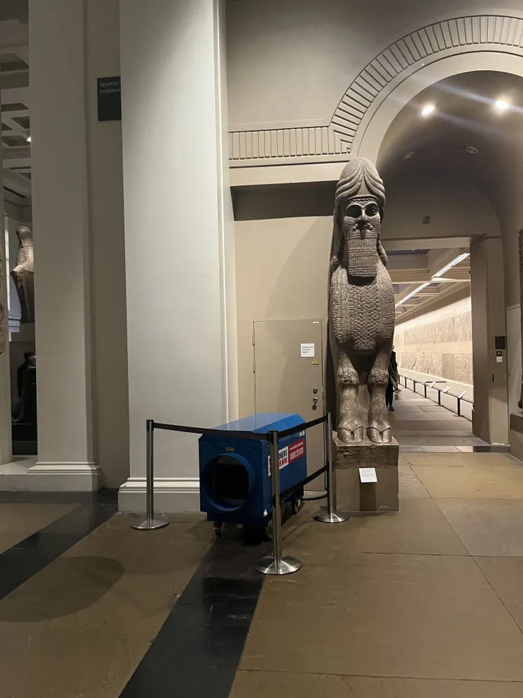 展廳中的暖氣，圖片來源：Artnet/ Photo: Cristina Ruiz