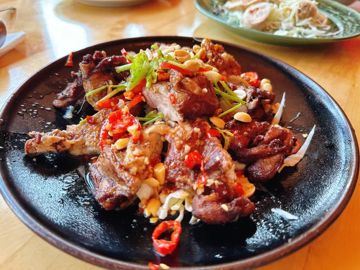 南洋椒麻雞 $280/份 - 與一般吃到的椒麻雞醬不一樣，肉質偏有嚼勁，必須熱熱吃冷掉整個不行