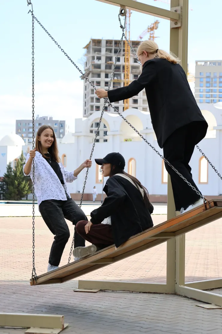 哈薩克的朋友們一起盪鞦韆，我才發現自己小看了鞦韆的載重，原來可以三人共乘啊！