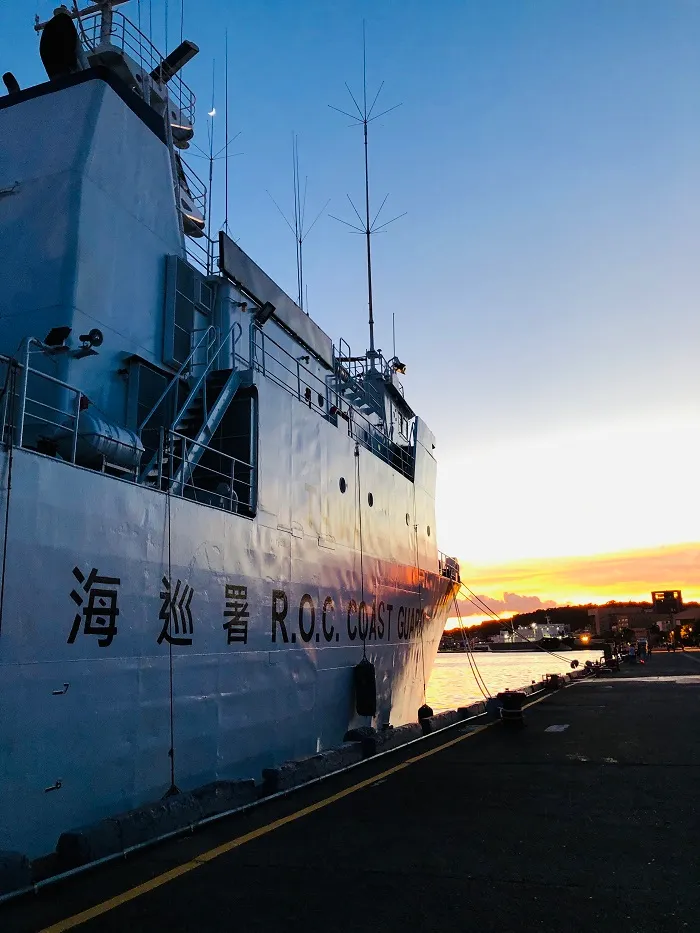 天色尚未全暗的天空，月亮已悄悄出來了。