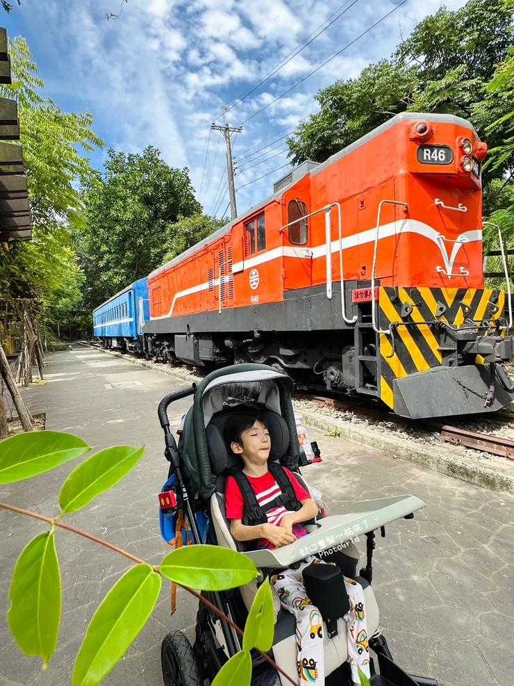 看到這個懷舊火車頭(R46柴電機車頭)代表你來到苗栗貓裏山公園裡的功維敘隧道『南側』繼續沿著步道往裡面走大約10分鐘就會看到滾輪溜滑梯。