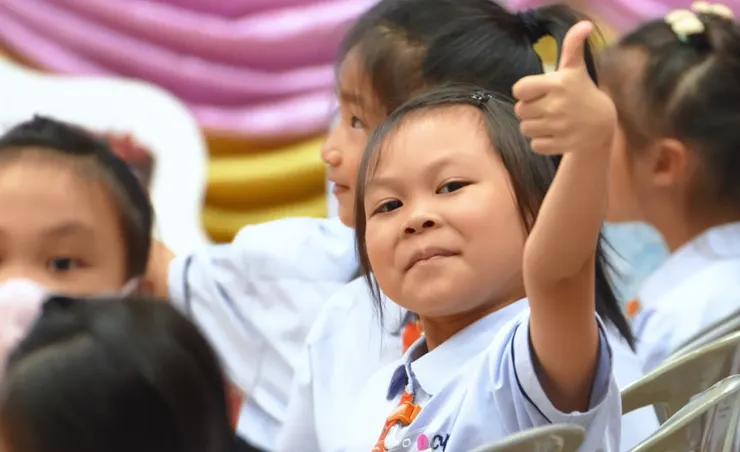 小一孩子在活動期間應用正向回饋來回應家長及老師

