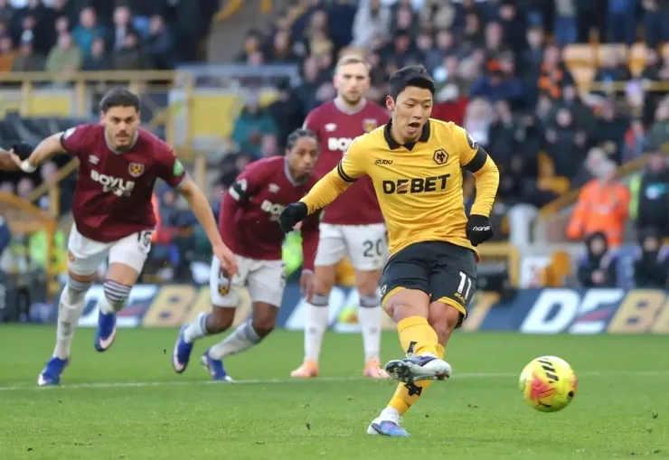 黃烔燦射入十二碼球助狼隊領先2:0