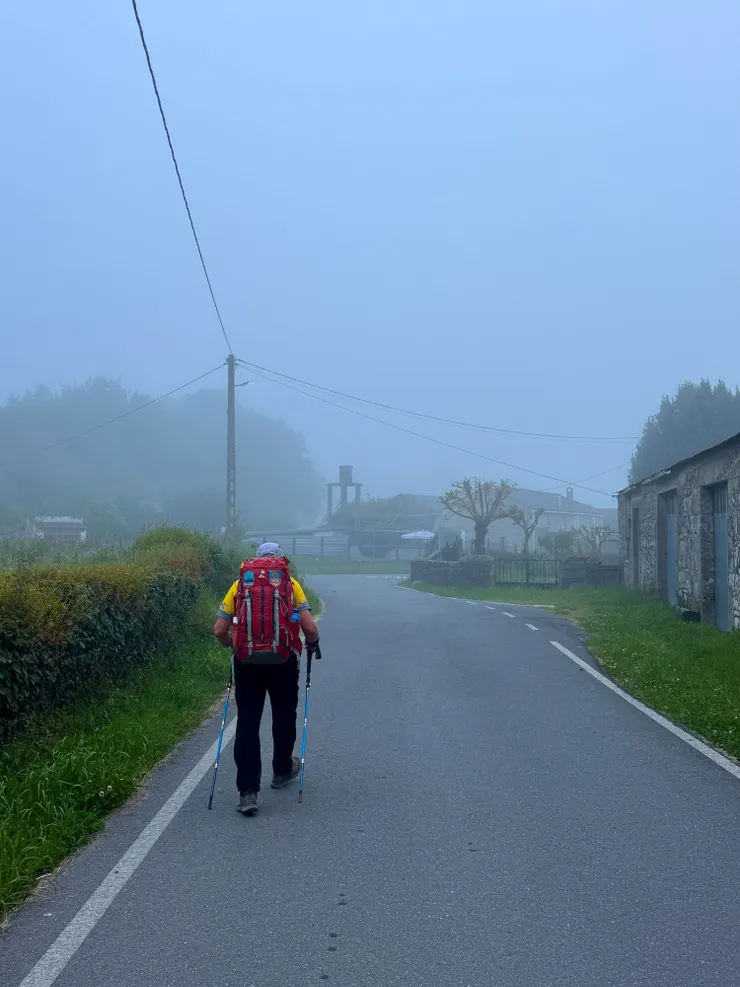 看到第一位朝聖者是一位阿公， 後來他在斜坡跌倒撞傷鼻子滿臉鮮血，有朝聖者主動幫忙叫救護車及簡單的清潔傷口。