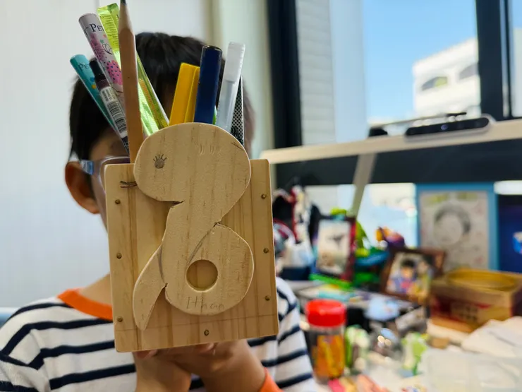 回家後已經完成的作品裝滿各式各樣的筆了。