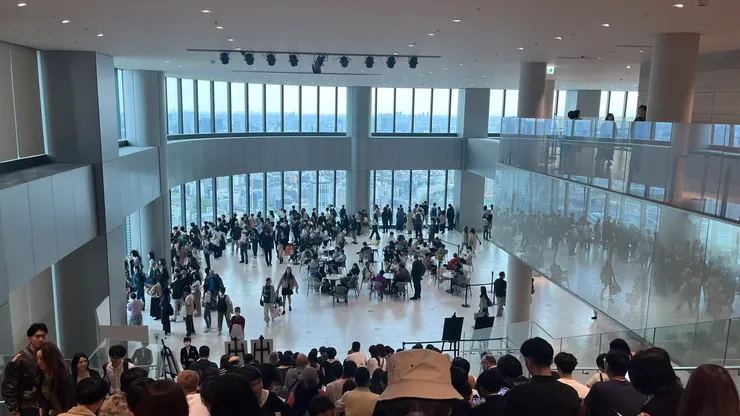 雖然離窗稍遠，但知道自己真的很高。