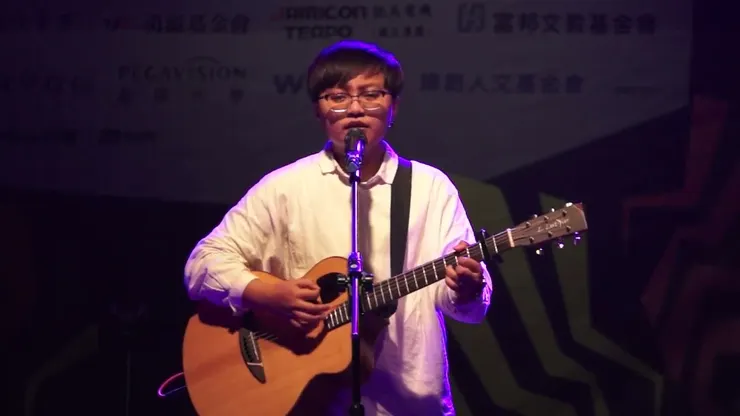 截圖自念竹在鐵花村演唱畫面