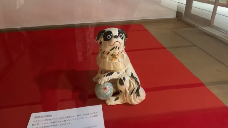 殿內還有薩摩燒日本狆（ㄓㄨㄥˋ），日本的一種小型犬，很吉娃娃。