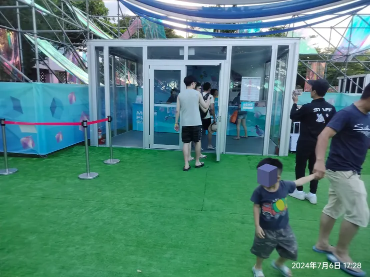 大石頭對面，這是魔方樂園的服務台