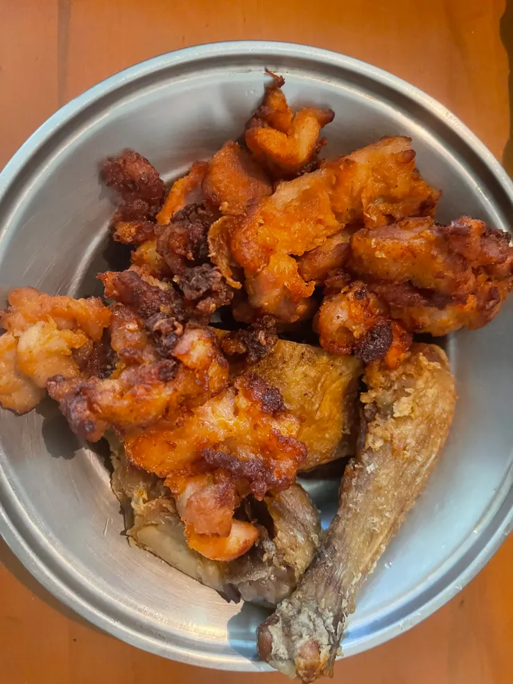 晚餐吃便當吃剩的雞腿加炸物