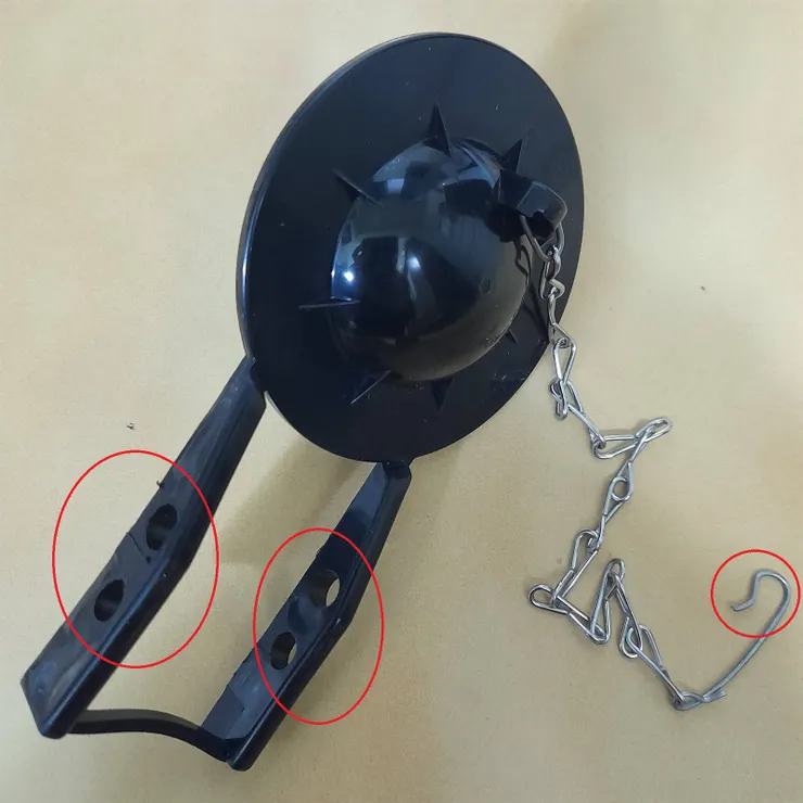 止水皮側邊孔洞，扣到落水器上。鉤子勾在馬桶把手。