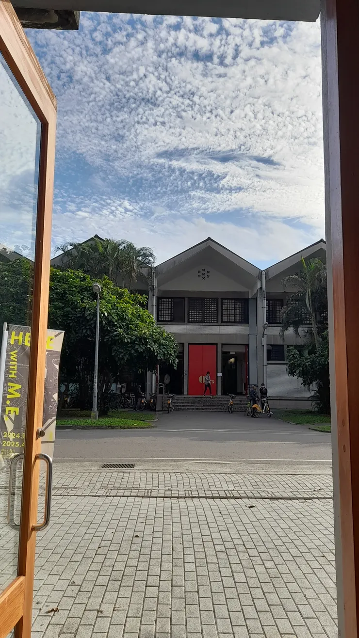 從工博館望向學生活動中心。藍天、白雲、紅門，還能更浪漫嗎？