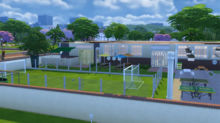 這所小學最吸引的便是這個足球場吧。在香港是沒可能看到學校有自己的足球瑒。