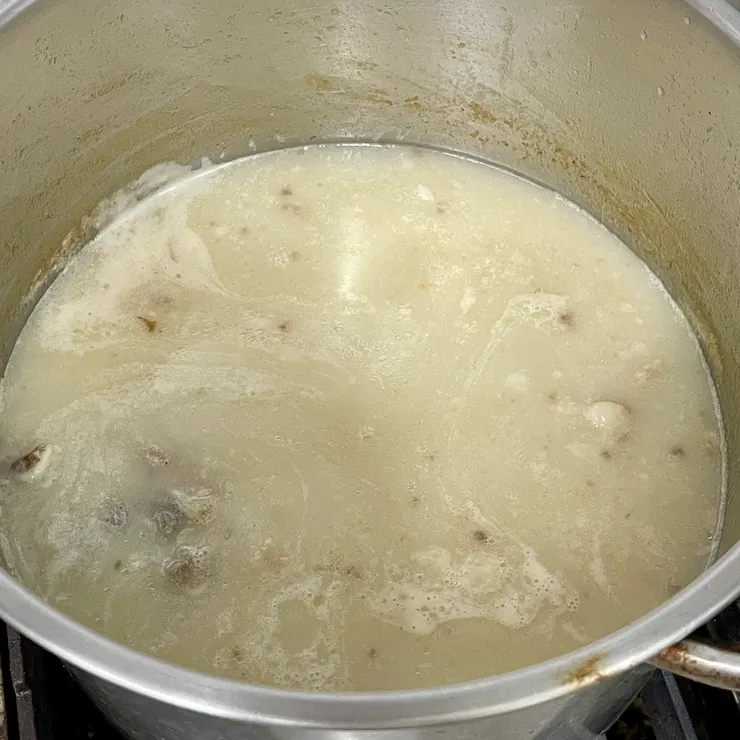 這是自己熬的一鍋豬骨高湯