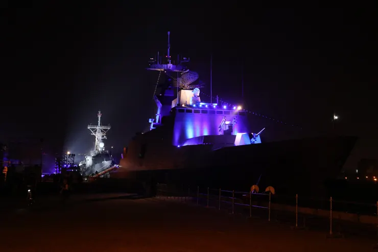 停放蓬萊港區的兩艘軍艦