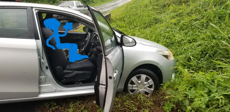 冷靜的朋友依然留在位置上