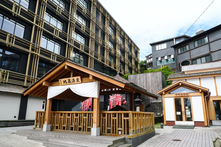 隔了一個街區的裏草津人潮就少了很多