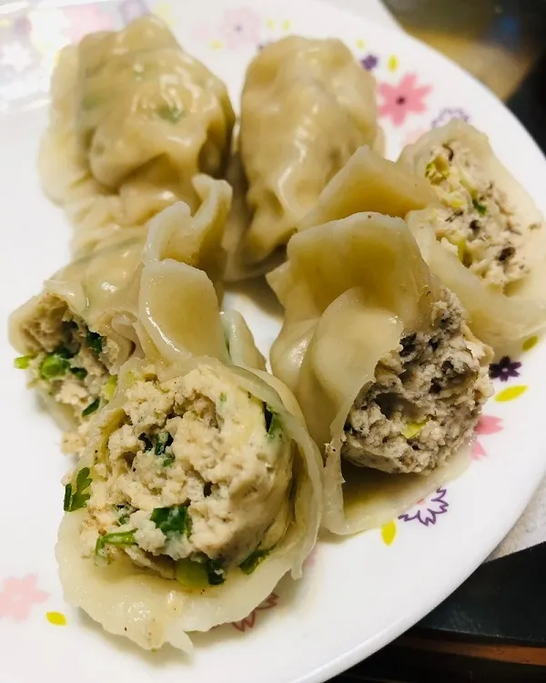 左邊：香菜水餃　右邊：黑松露水餃