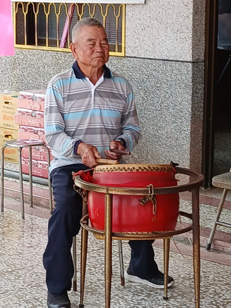 專注且和藹可親的爺爺