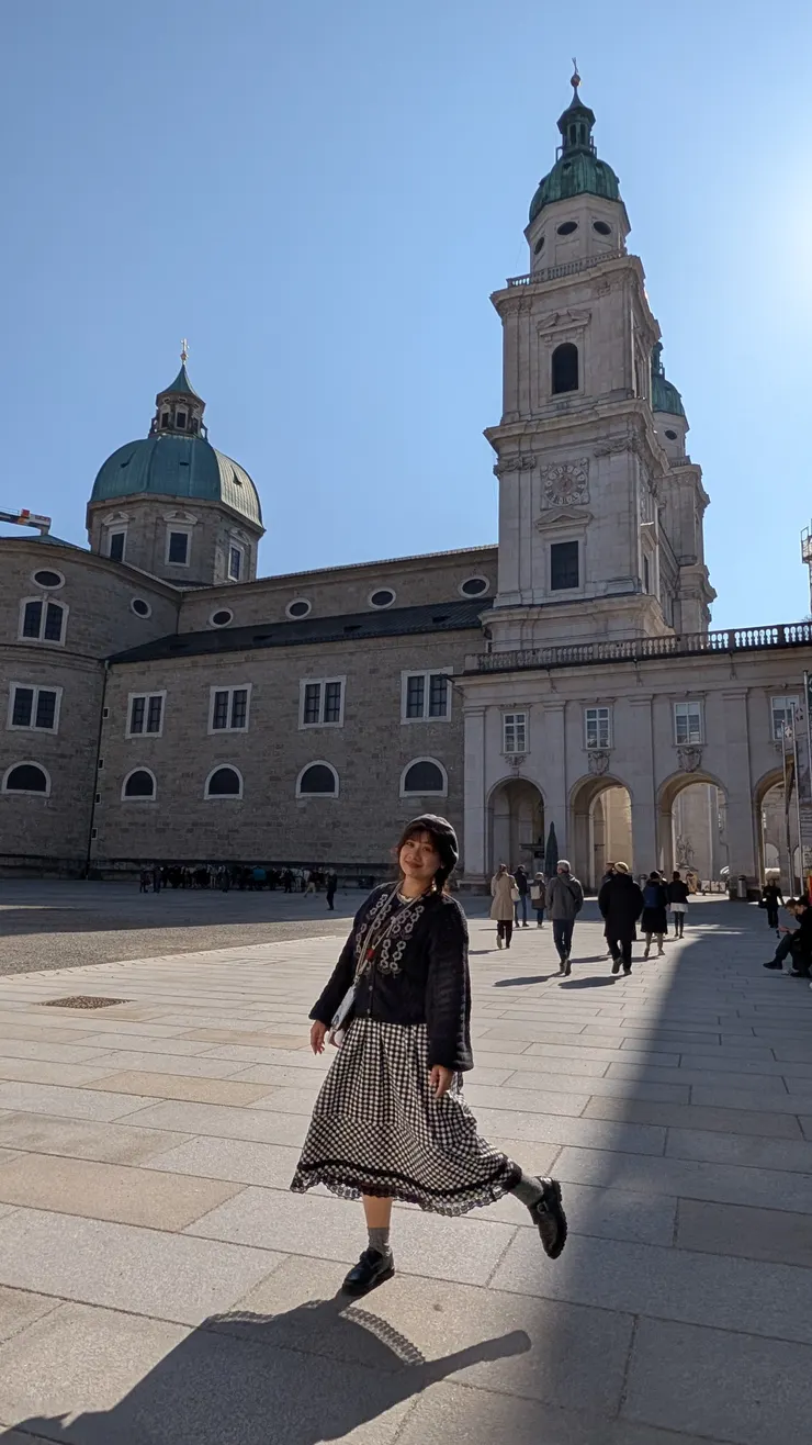 在我們驚呼著馬車的同時，一轉彎就看到了宏偉的薩爾斯堡側顏～