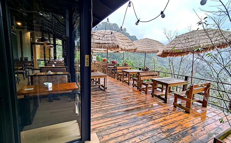 中央建築的室內及陽台座位區