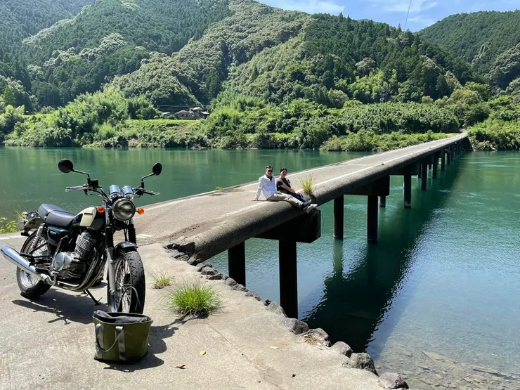 坐在橋上是沒有想像中的窄了