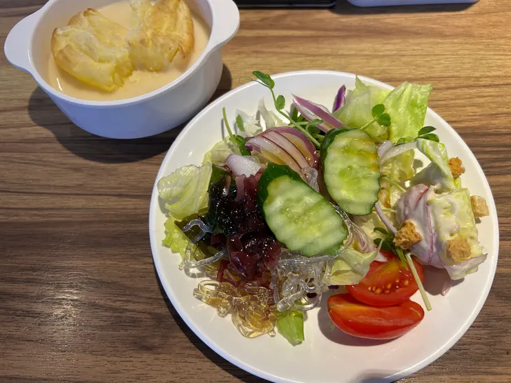 心心念念的寒天脆藻，左上是友人大推玉米濃湯，一定要加店家的起司粉+起酥麵包，實在的人間美味。