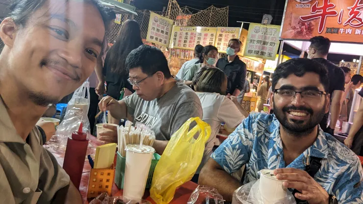 右邊的那位才是。