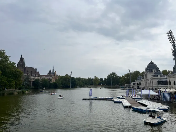 河的對岸就是城堡