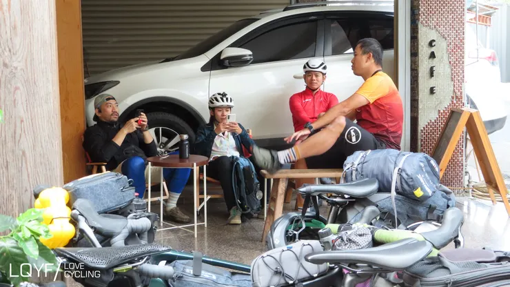 買完食材後，一行人就在“二餘艸堂”集合啦~ 在前往谷關方向的露營區前來上一杯，已經是我的定番了。 好咖啡要跟好朋友分享。