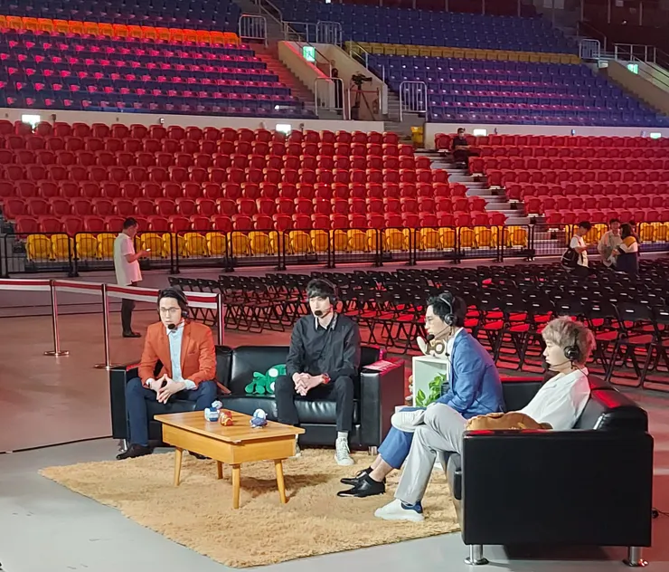 就位中的分析台，分別是大楷老師、咖薩、蛇蛇和戰馬，老電狼的大集結看前同事(Maple)爭冠。