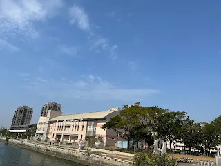 人都是喜歡聽故事的，各種各樣的故事在吸引著人們的注意力，到底故事接下來的發展會如何？跳脫出來的話，可說是跟自己一點關係也沒有，但如果願意進入故事之中，則能夠感到放鬆與減少焦慮。唯有開始，才能看得到之後發展的模樣。就像月光如果沒有創立速寫當下，就不會陸續有文章可以產出。 