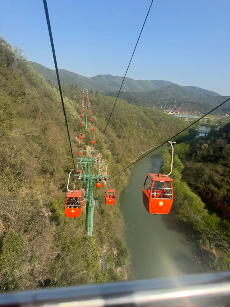 春秋寨：坐這個纜車一路上來超可怕，此刻正在纜車上