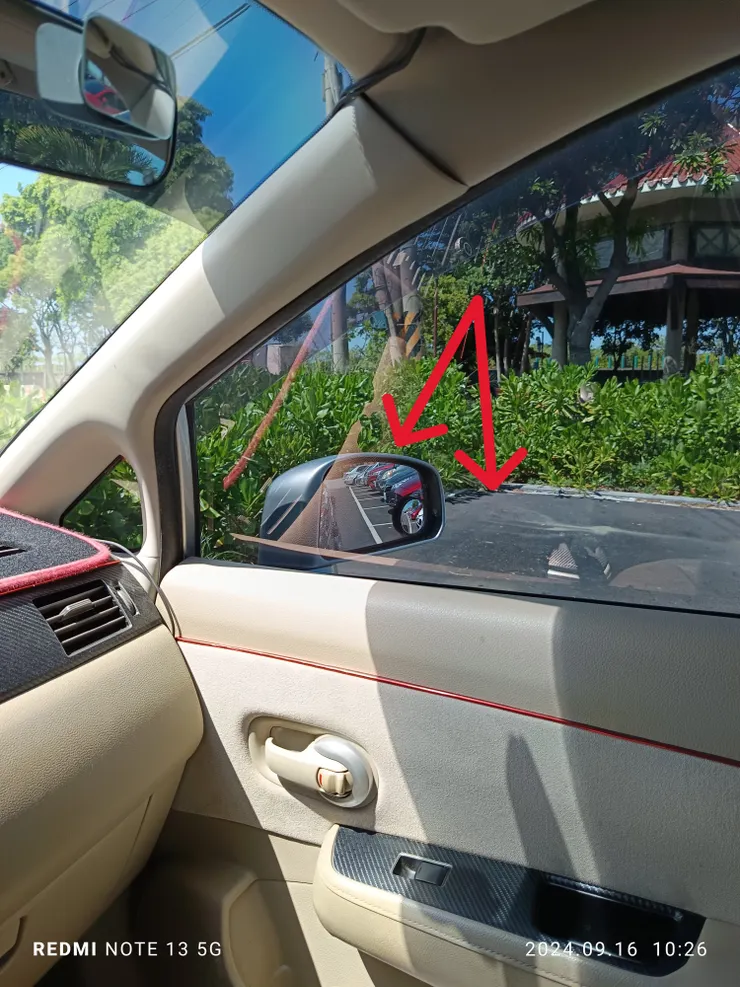 右後照鏡對標上方車格線