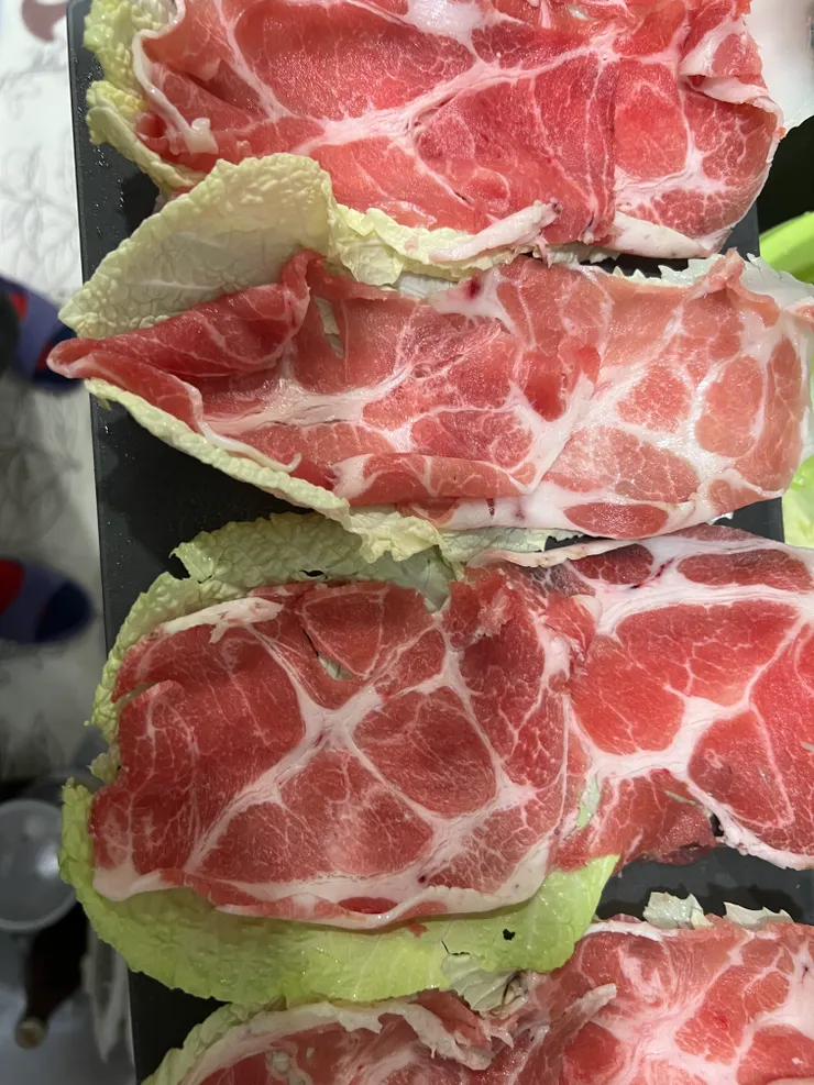 鋪上豬肉片