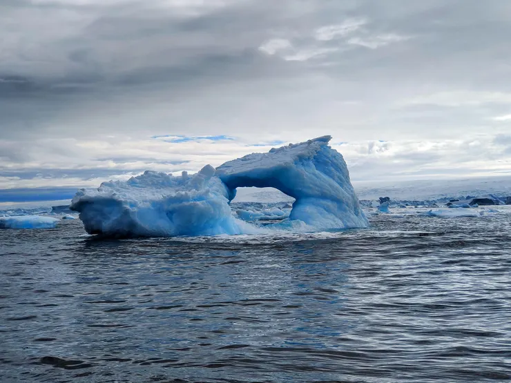 奇形怪狀的冰山，有著不同層次的藍。
